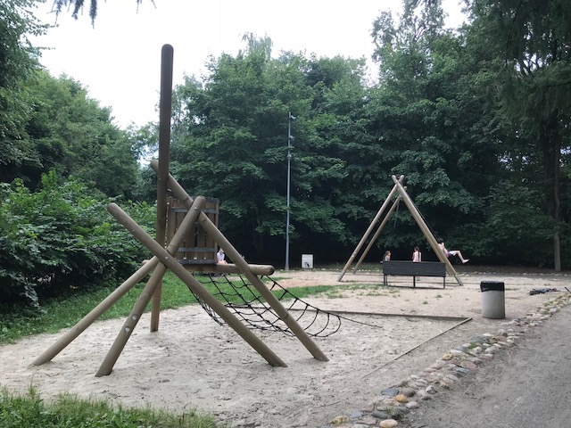 Лазалка с качелями